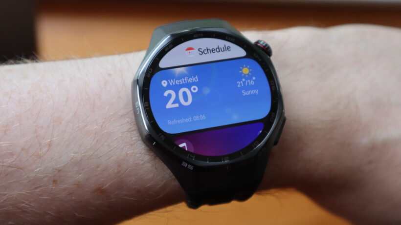 Seeing the weather report on the Huawei Watch GT 6 Pro